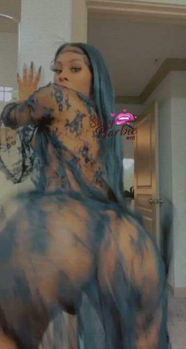 Watch her throw that ass back : video clip