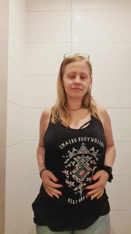 Gentle standing bouncing. Kisses : video clip