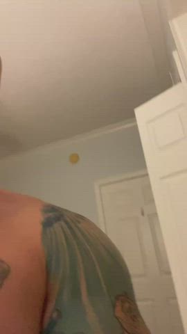 Surprise blowjob in the shower : video clip