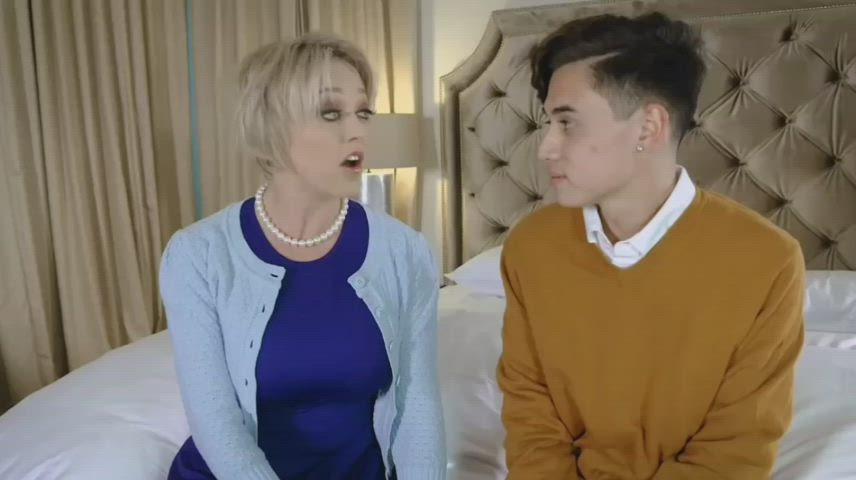 Dee gets it : video clip