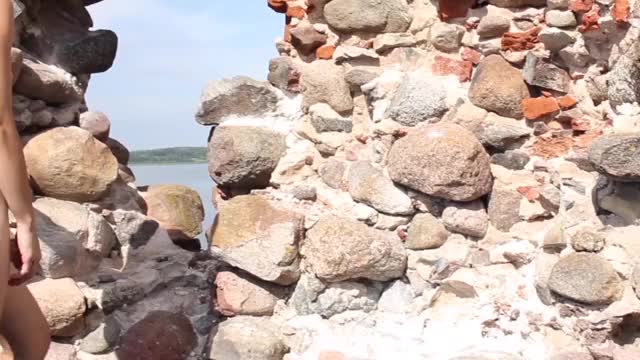 Hiding From Other Tourists Behind The Wall : video clip