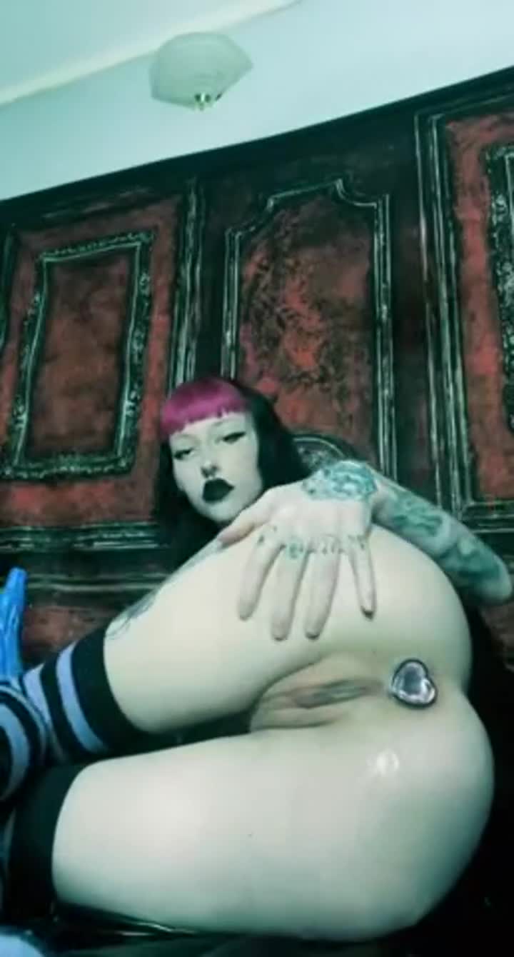 Slurp on my clit while I watch a movie? : video clip