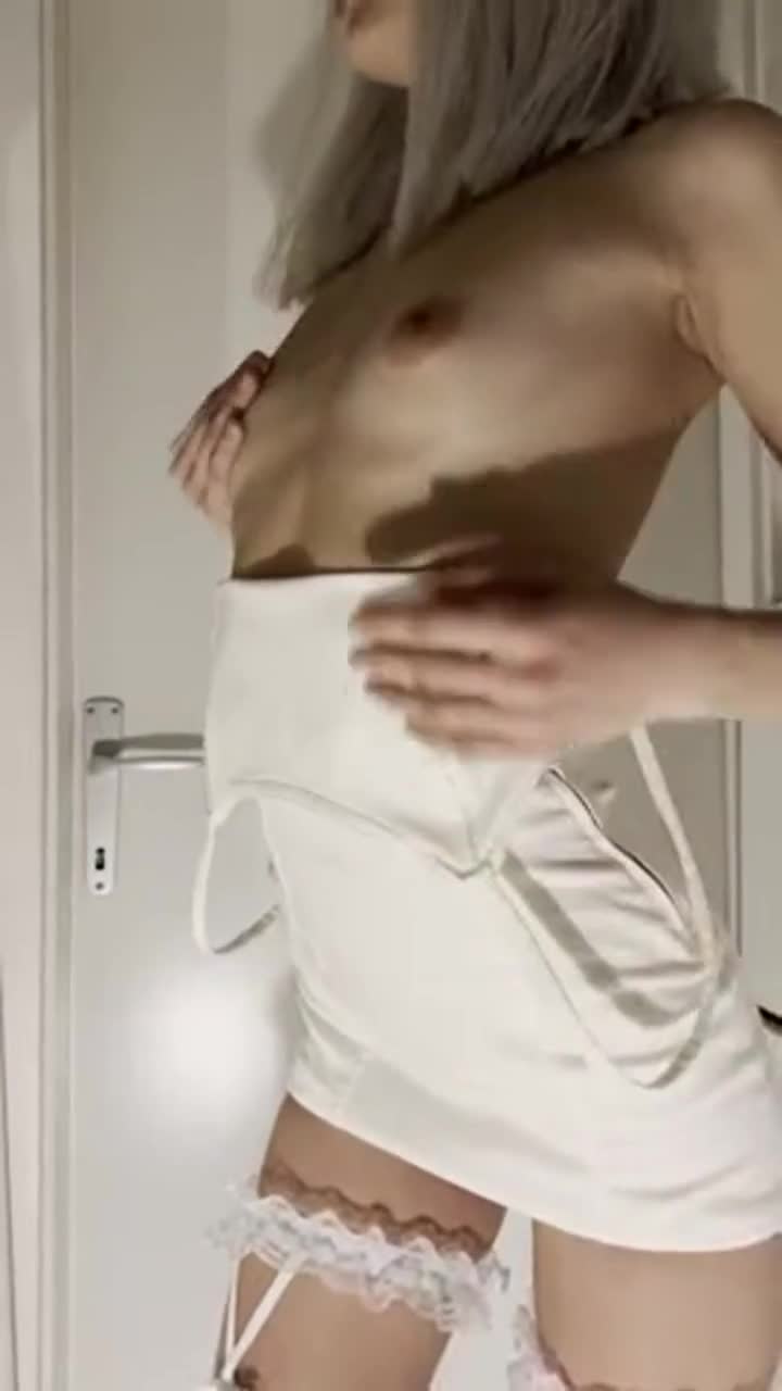 Let me show you my tiny body : video clip