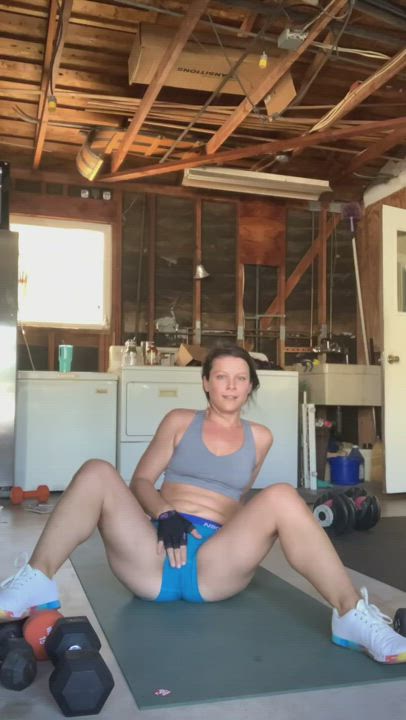 Sometimes I get distracted during my workout 🤷🏻‍♀️ : video clip