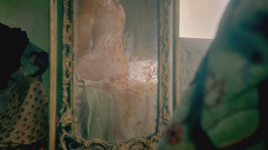 Jessica Parker Kennedy lesbian scene in Black Sails : video clip