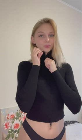 I love showing off my tiny tits to make you hard : video clip