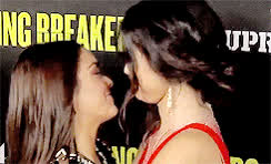 Vanessa Hudgens or Selena Gomez? : video clip