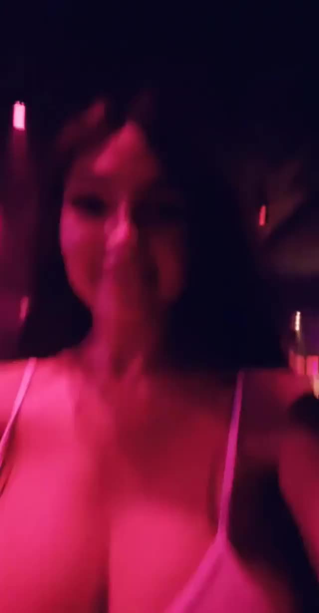 I need more friends like these : video clip