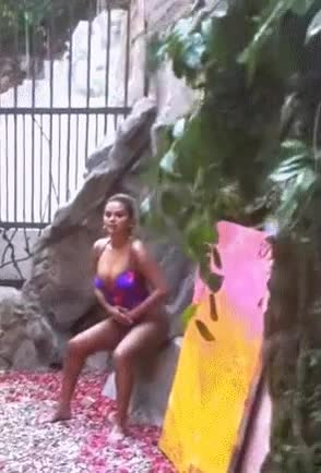 Selena Gomez notices you staring : video clip