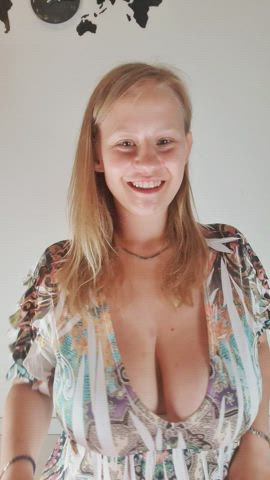 I wonder what kind of bouncing you prefer, with or without a dress? Heh : video clip
