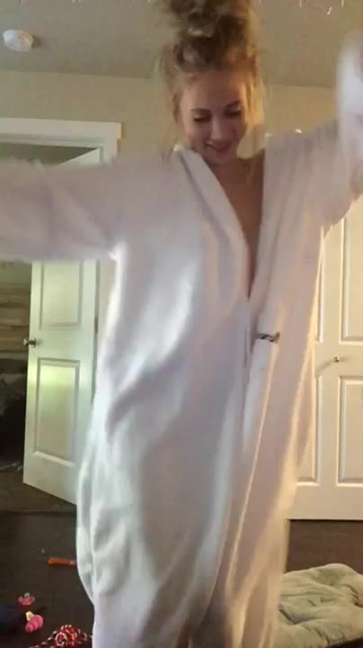 Not Really Naked But Sexy Af : video clip