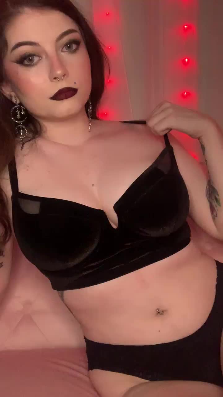 Let me smear my dark lipstick on your cock : video clip