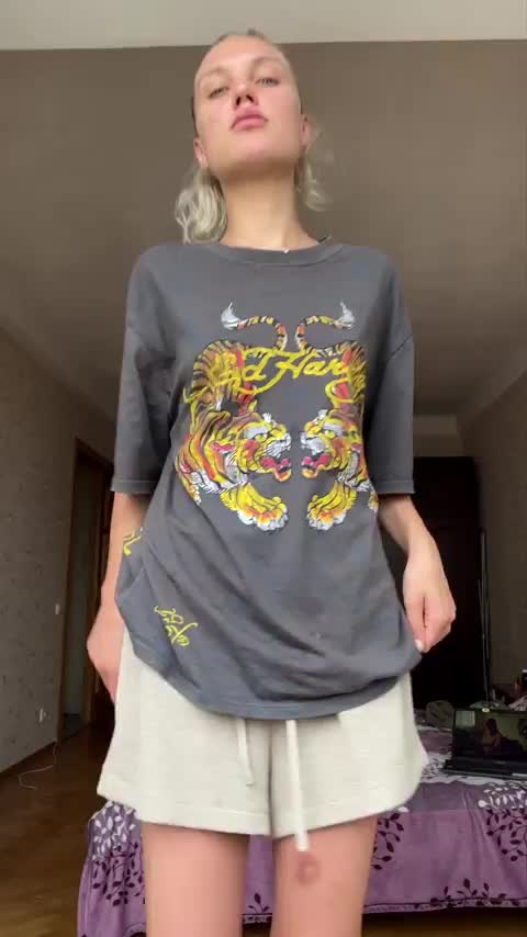 Still fuckable with my tiny tities : video clip