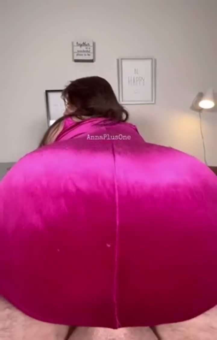 Hey, you, look what’s under my dress 👀 : video clip