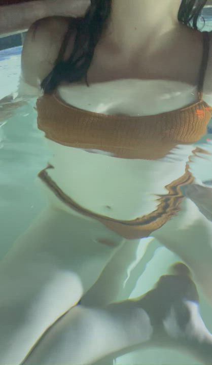I always strip down in the hot tub 😈 : video clip
