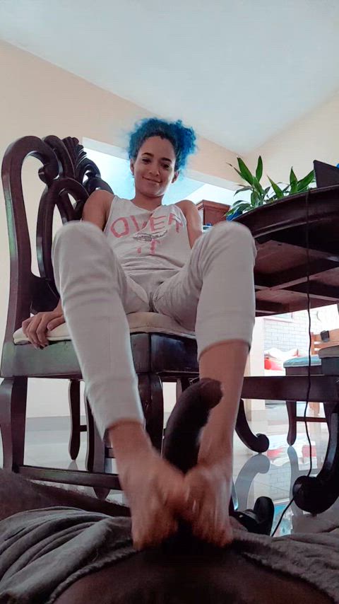 Footjob cumshot by my gf : video clip