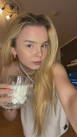 is there anyone who like 18 y/o blonde girls : video clip