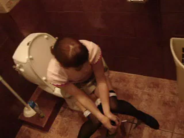 She's reluctant to blow him while she's preoccupied but eventually gives in and submits : video clip