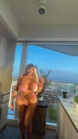 The Bimbo Queen : video clip