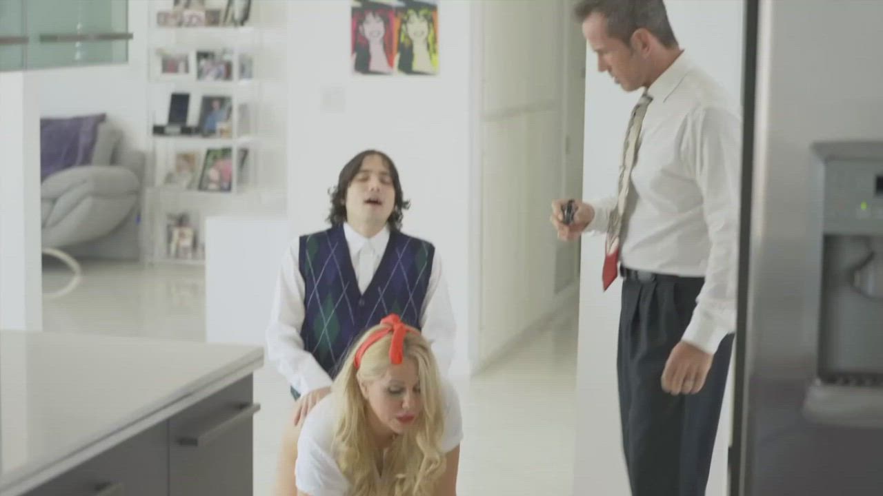 "What`s going on here?" : video clip