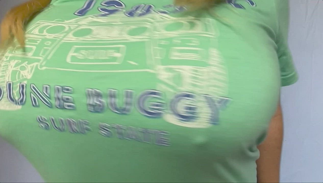 Huge bouncing boobs : video clip