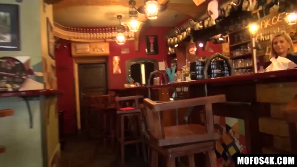 Rihanna Samuel - Picking Up A Bartender : video clip