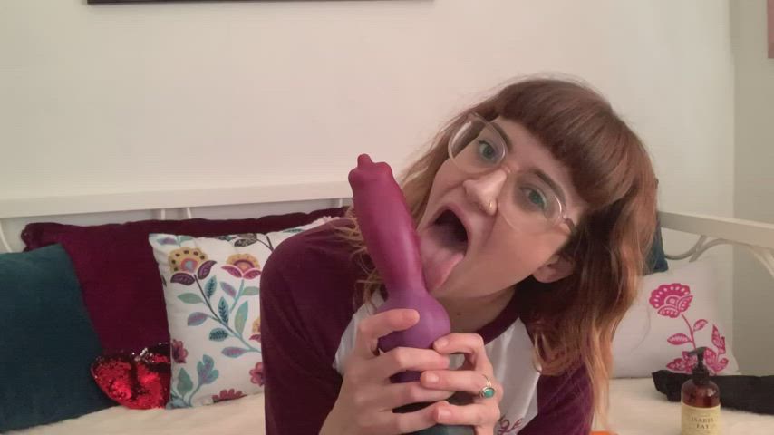 She really knows how to suck a dick. : video clip