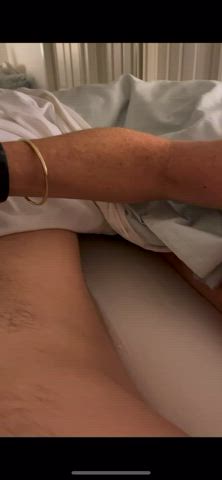 Leather glove wanking, what a turn on 🥵 : video clip