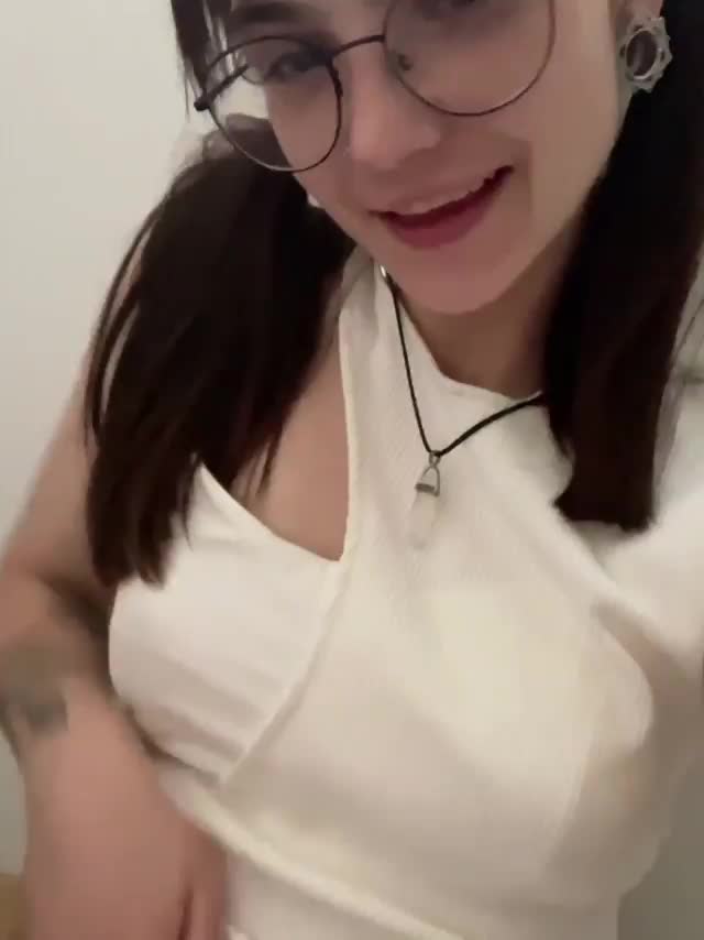 Daddy don't you think your cum would look pretty on my face : video clip