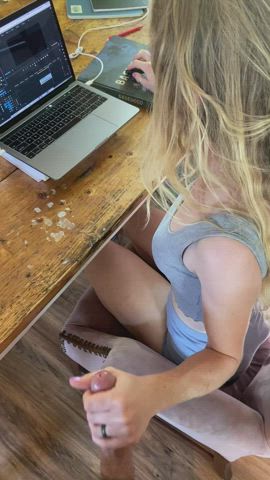 She keeps me satisfied while she edits video : video clip