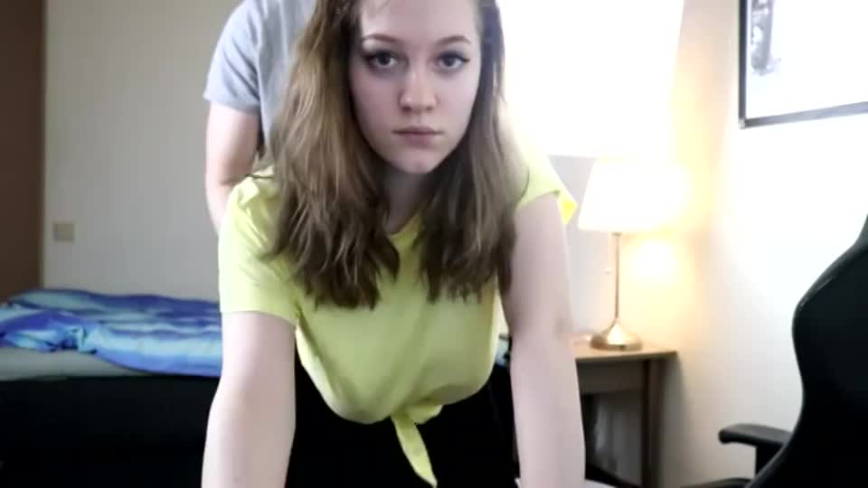 Gamer Girl Tries To Play While Getting Fucked : video clip