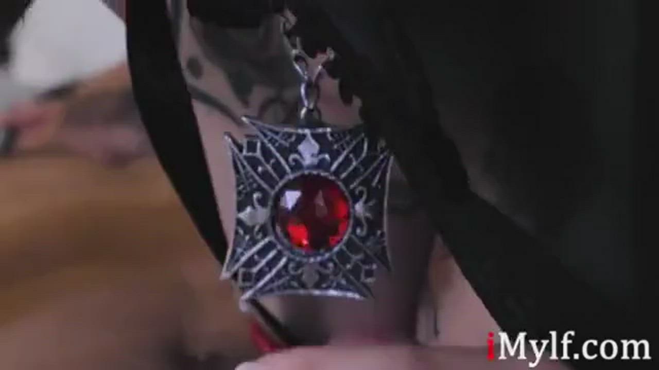Hot MILF Anna Bell Peaks cosplaying as a vampire sucks off sperm from a big cock : video clip