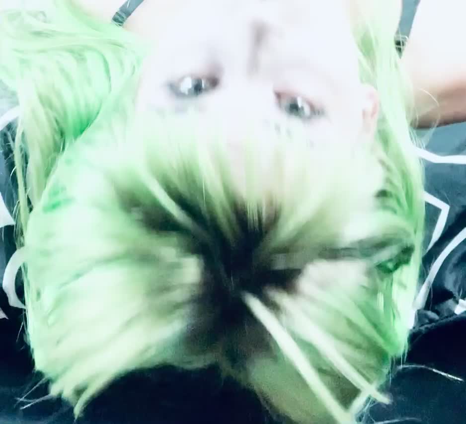 Staring at the camera as he fucks my mouth : video clip