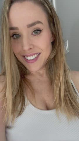 Big Bouncy Tits + Going Down the Stairs = TONS OF FUN : video clip