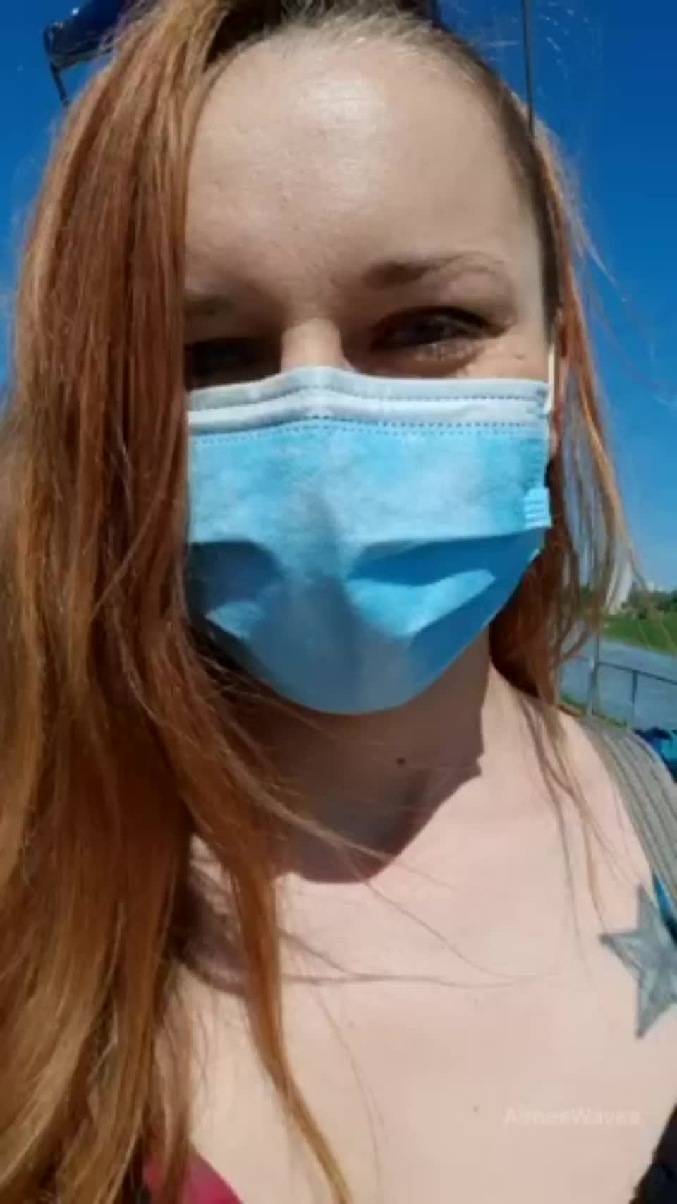Guess what I'm not wearing under my dress : video clip