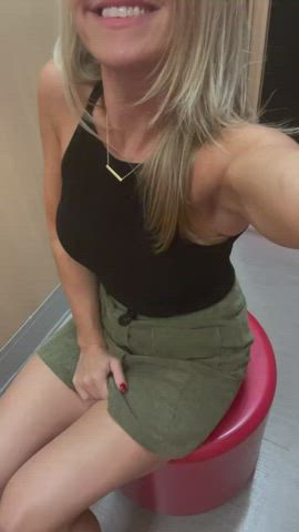 How many moms do you know wear a plug to the store just because it feels good? : video clip