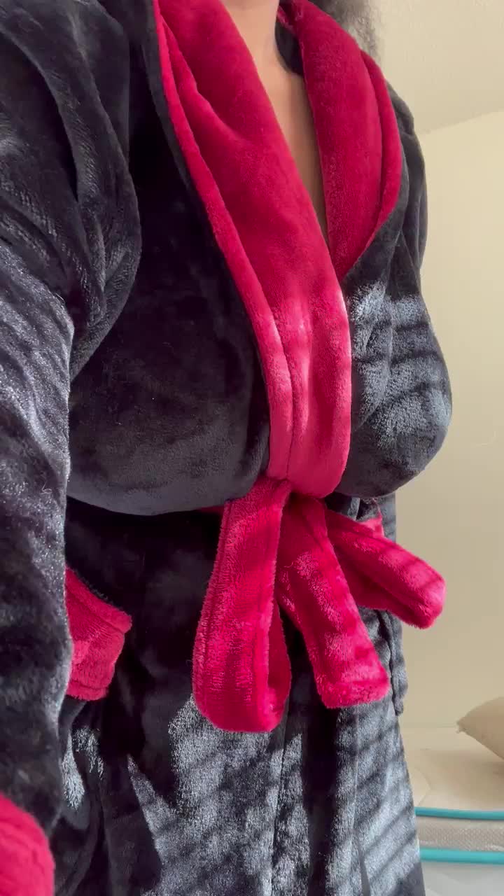 Hope this brightens your Monday : video clip