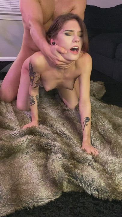Pounding her hard on the floor : video clip