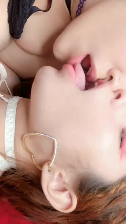 She makes me incredibly horny : video clip