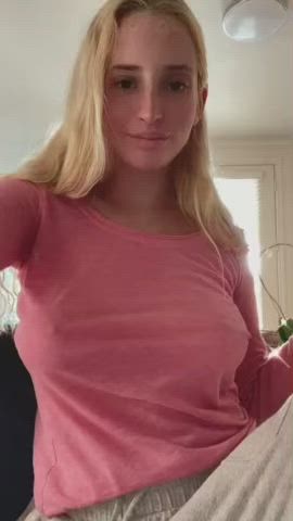 All the clothes are always loose on my small body : video clip
