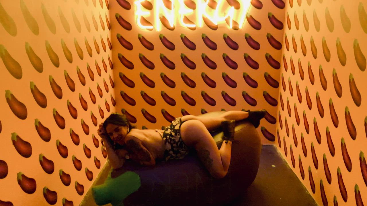 I love big 🍆 [GIF] : video clip