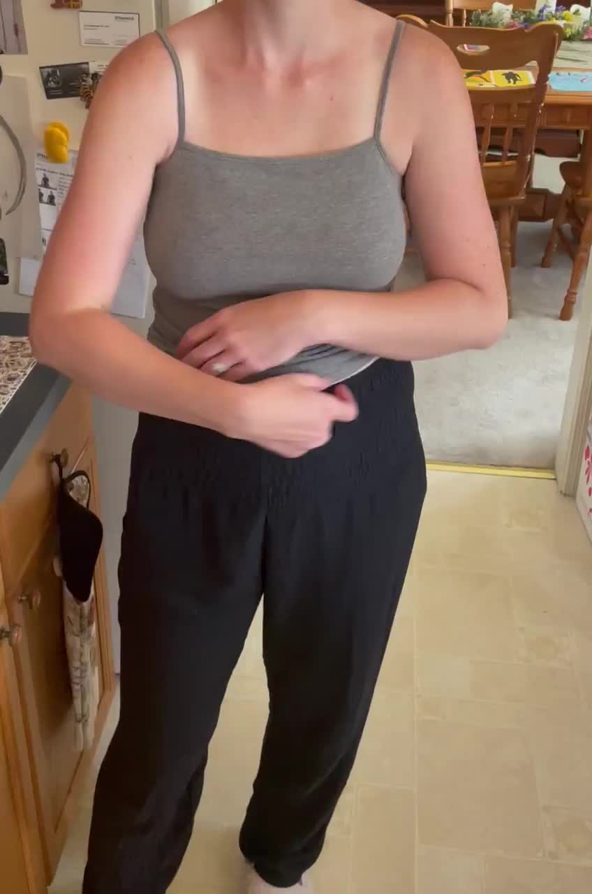 I’m just here to show off my chest : video clip