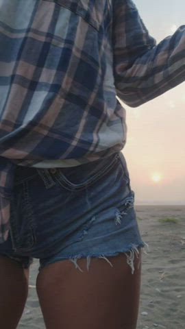 Mama's having fun on the beach! : video clip