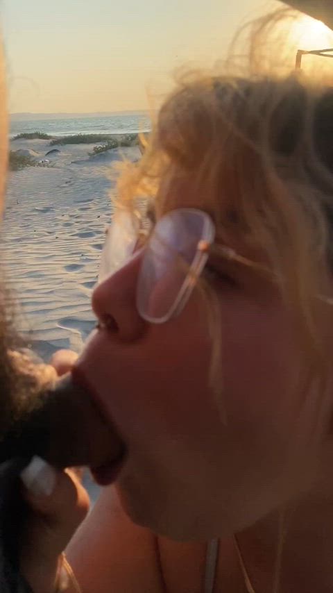 Caught giving a BJ in the beach : video clip