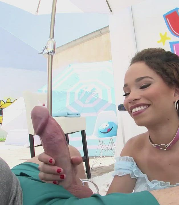 The gorgeous Cecilia Lion loves it : video clip