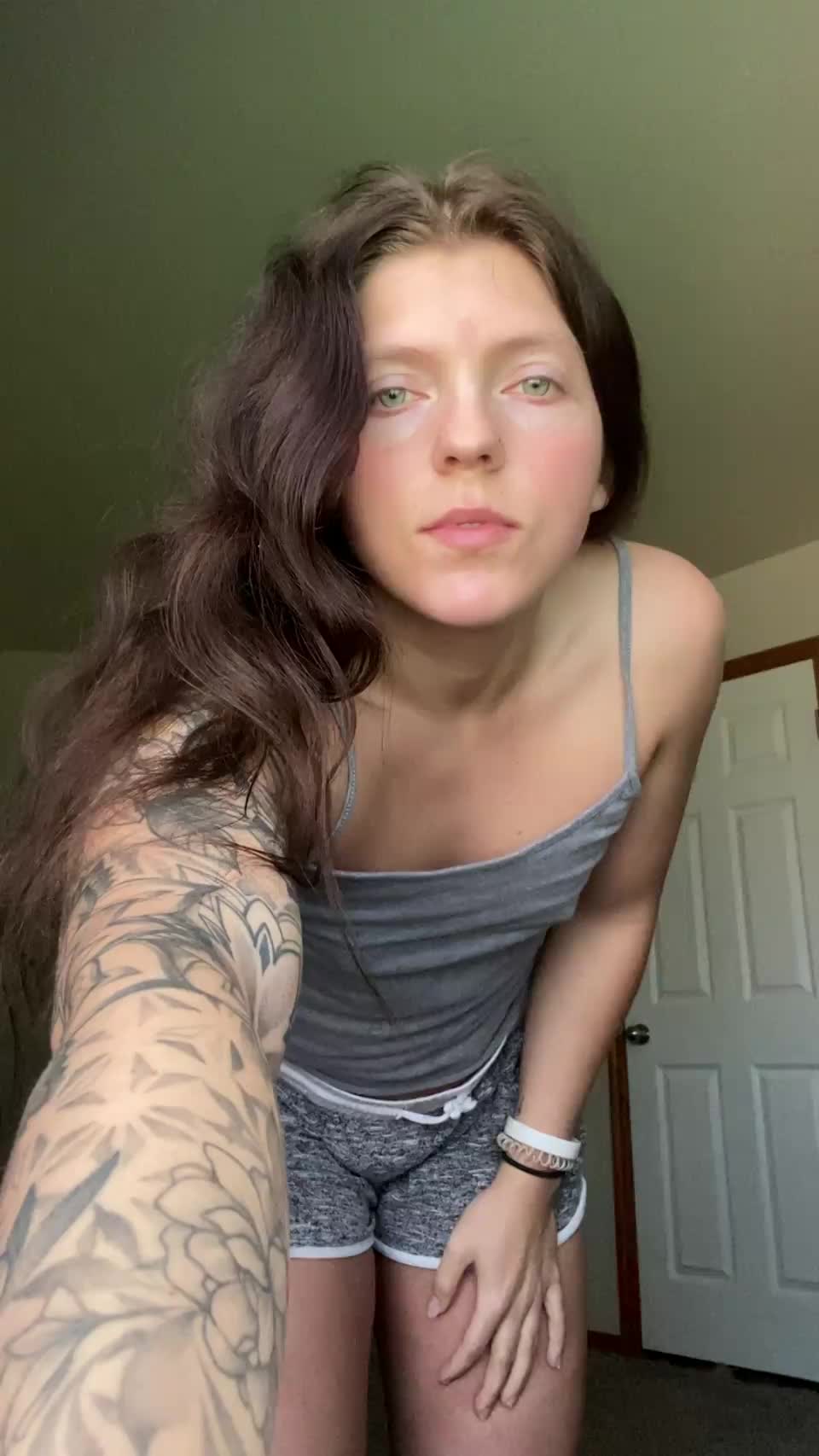 Do I look cute or sexy..? : video clip