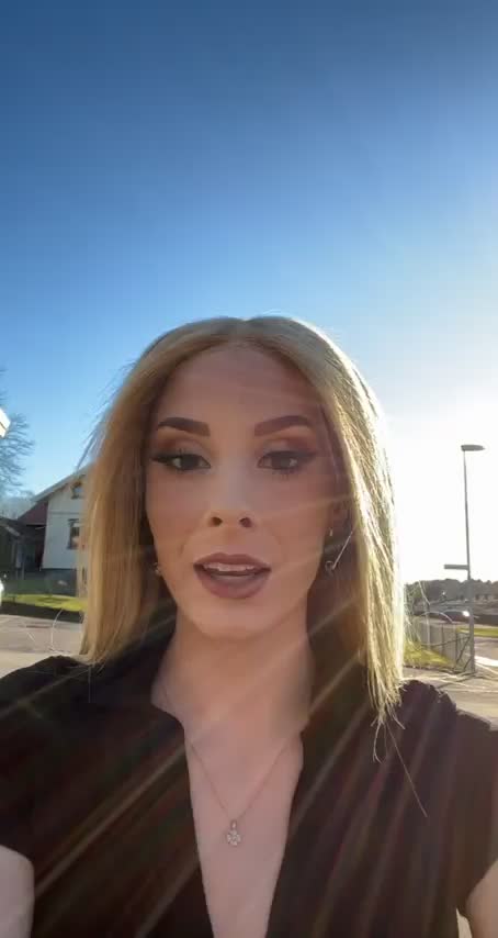 Giving the neighbours a naughty view [gif] : video clip