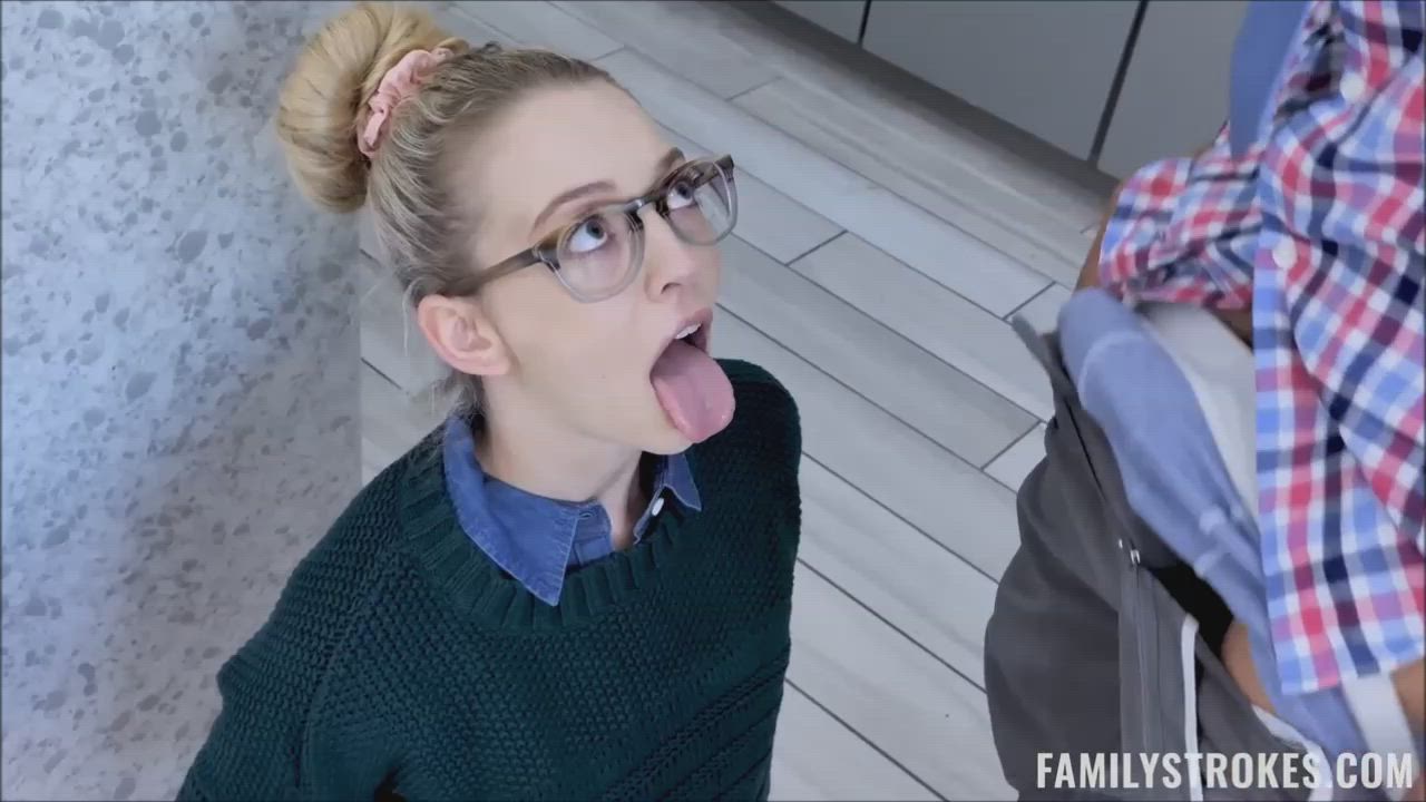 Blowjob and great cumshot on glasses : video clip