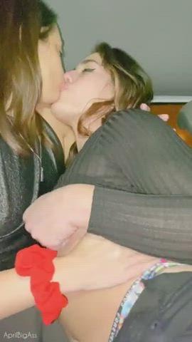 first time with her friend inside car : video clip
