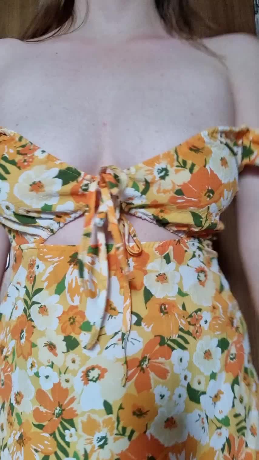 Bouncing in sundress : video clip